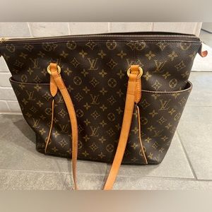 Louis Vuitton Monogram Canvas TOTALLY MM